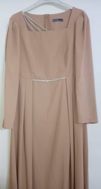 فساتين • العسلي ٤٦ • الأخضر ٤٨