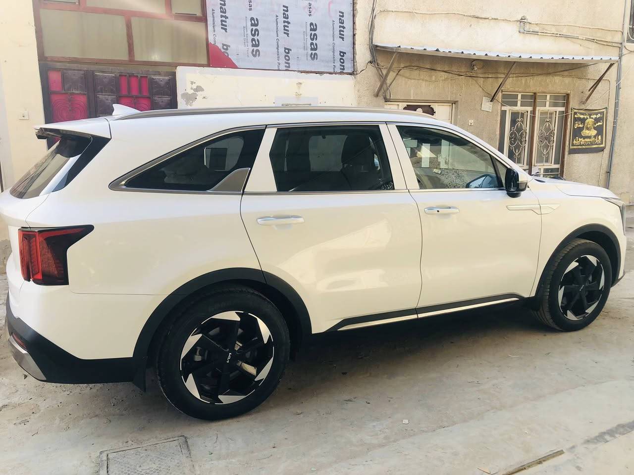 السلام عليكم 
كيا سورنتو 2025
ضمان 5سنوات (او 100الف كيلو متر)
مواصفات السياره 
رقم بغداد الدولي رقمها مميز. 
مكينه السياره V6
مقاعد جميعها كهرباء
مقاعد جلد تدفىه وتبريد 
ثلاث قطع تبريد
سبعة راكب
گير ماوس ثمن سرعات 
شفتات ستيرن 
اربعة وضعيات قيادة 
هاند بريك بصمة 
نظام منحدرات 
دبل كاميرا 
شاشة متصلة داعمه (ابل كار بلي)
الشاحن وايرلست 
اناره محيطية داخلية متغيرة 
لايتات LED نهاري
لايت كشاف ضبابي 
بگ لايت LED 
بصمه ابواب
تشغيل عن بعد
جنطة كهرباء 
نظام ترحيب عند اقتراب البصمة 
باقي مواصفات السورنتو معروفة. 
السيارة (فقط بارد باب الصدر اليمين
باقي السيارة كفالة عامه )
السعر (315وبيها مجال )
مكان السياره بابل حلة
رقم الهاتف ***********
