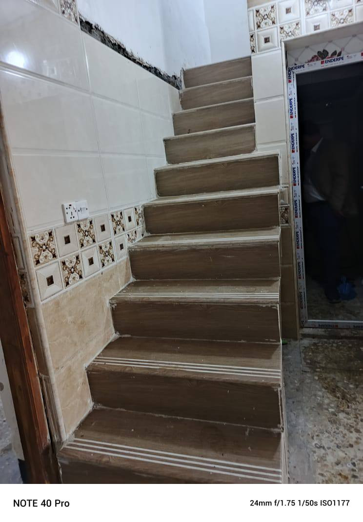 السلام عليكم بيت للبيع او للأيجار في منطقة سويب المساحة ١١٤ متر يحتوي على غرفتين واستقبال وخدمات ومطبخ وكراج  للأستفسار ***********
