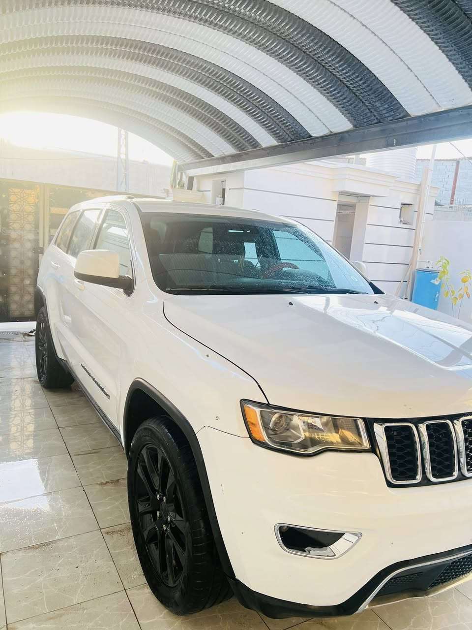 السلام عليكم 
Jeepللبيع
 موديلا20
المواصفات عدة الفتحه
رادار خلفي
تحديد المسار
توقف ذاتي
 ومواصفات اخر
الحادث قطعه وحده 
مكينه 6سلندر
3600
السياره جاهزه من كلشي
حداديه تخم تاير جديد
مكينه وكير مكفول
رقم بغداد 
السعر.. على الخاص
رقم الهاتف.***********

االمكان حله
