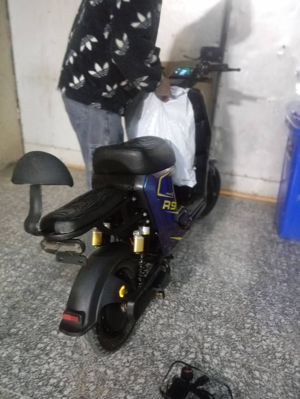 السلام عليكم دراجه للبيع ار 9 موديل 2025 بسرعه 109 حقيقي 80 ملف 1500 عنواني بصره  الزبير السعر 400 وبيها مجال رقم الهاتف *********** فقط بس واتساب
