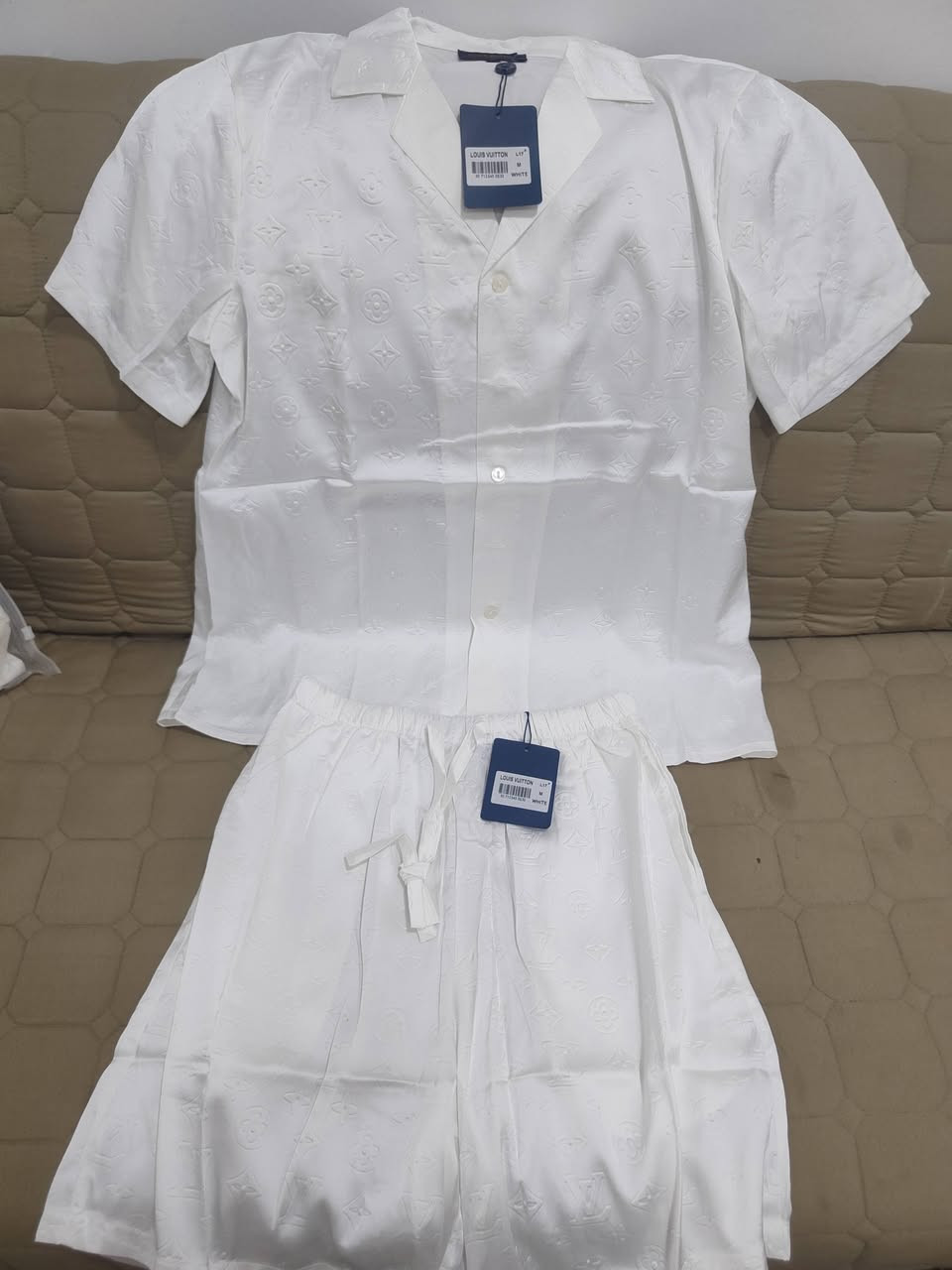 سيت من ماركة ديور قياس اكسين لارج
لوي فيتون قياس مديم


**إذا كنت صاحب هذا الإعلان وتريد حذفه لأي سبب، رجاءا أرسل رسالة إلى الدعم الفني**