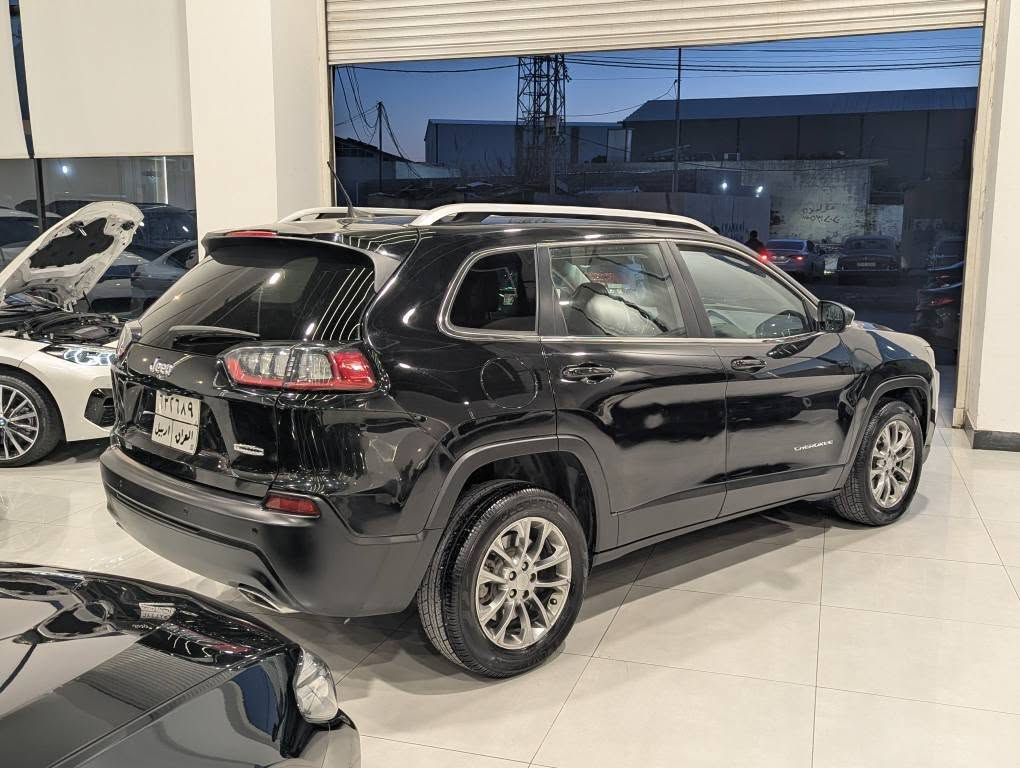 Jeep cherokee 2019 v6 
کوردی عربی

ارباك کلش سلیم بدون دواخل✅
صبغ 2 قطع و نص بدون دواخل 
مواسفات کامل بدون فتحە
رادار
شاشە کبیر
بصمە
ماشیە 90 الف میل
مکان اربیل
***********
*********** أربيل, العراق
