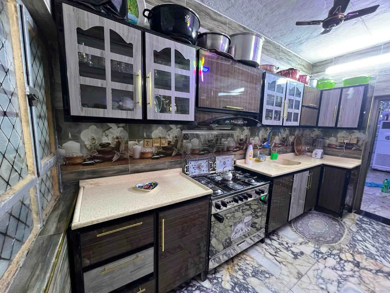 تخم للبيع ١٠ مقاعد سعر مليون كاونتر مع مرشحه وطباخ جديد سعره مليون و٥٠٠ العرض ٤ متر الدوره ***********
