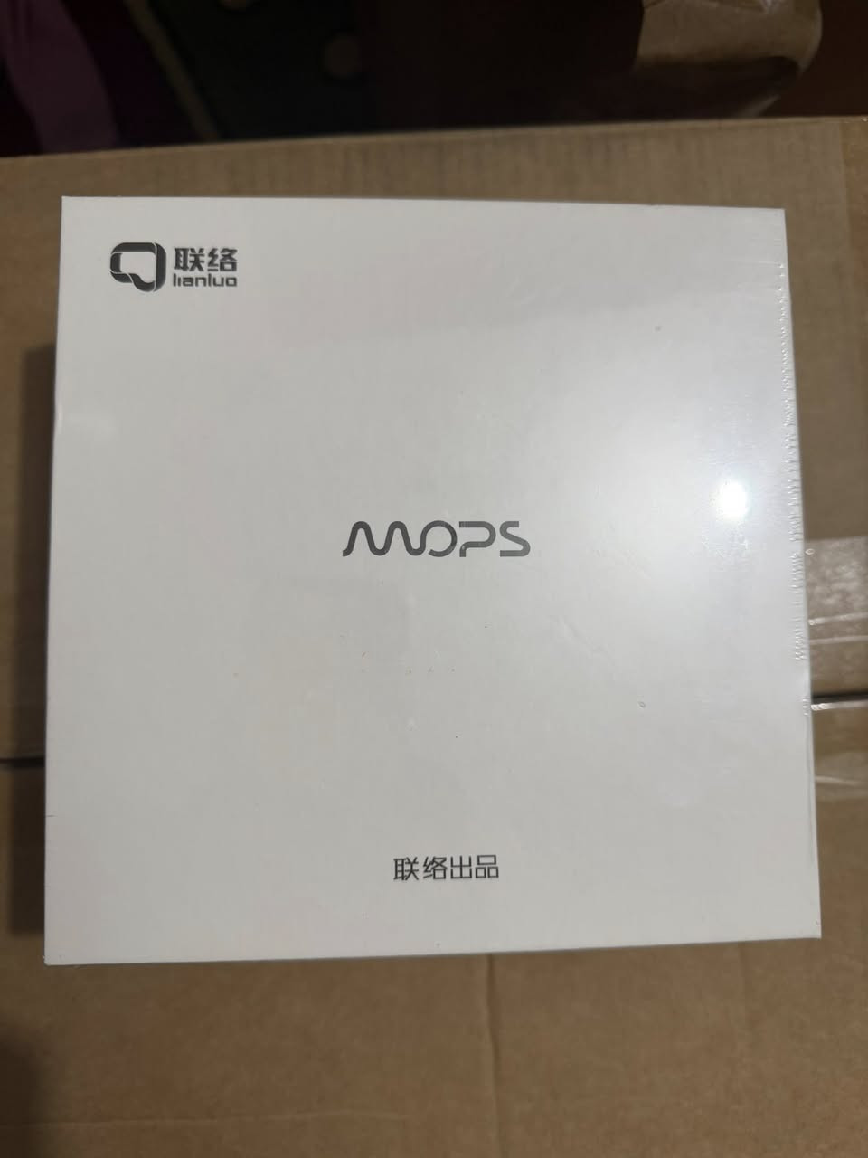 السلام عليكم

المنتج هو جهاز تنقية هواء من ماركة MOPS.
نوع الجهاز: منقي هواء منزلي ذكي.
المميزات: تصميم عصري وأنيق يتناسب مع الديكورات الحديثة.
الوظيفة: يعمل على تنقية الهواء من الغبار والروائح والملوثات.

الجهاز واستخداماته:
التنقية والتعقيم: يعمل الجهاز على تنقية الهواء وتحسين جودته، وهو مفيد للأشخاص الذين يعانون من الربو أو الحساسية لأنه يساعد في تقليل مسببات الحساسية.
تصميم محمول: يتميز بحجمه الصغير وإمكانية شحنه، مما يجعله مثالياً للاستخدام الشخصي فوق المكاتب، في غرف النوم، أو حتى أثناء التنقل.
التحكم الذكي: تذكر بعض المصادر أن أجهزة هذه الفئة تدعم التحكم الذكي لتسهيل الاستخدام.

اعلى سعر ابيع 
متوفر توصيل 

الحجز ع الخاص


**إذا كنت صاحب هذا الإعلان وتريد حذفه لأي سبب، رجاءا أرسل رسالة إلى الدعم الفني**