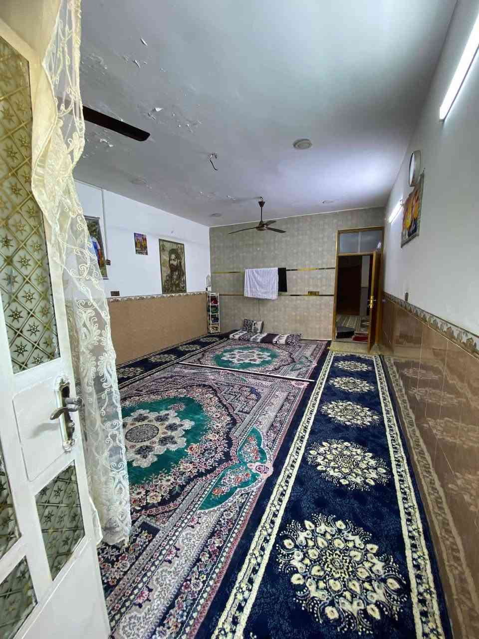 سلام عليكم
دار للبيع المساحة 240 متر ( نوع العقار عقد زراعي )

يحتوي على

كراج كبير مع حديقه 

استقبال ومطبخ 

و3 غرف نوم مع صحيات متكاملة

الموقع بغداد الانتصار طريق الشعب الحسينية مقابيل مستشفى حماد شهاب 

ملعومات اكثر ***********
