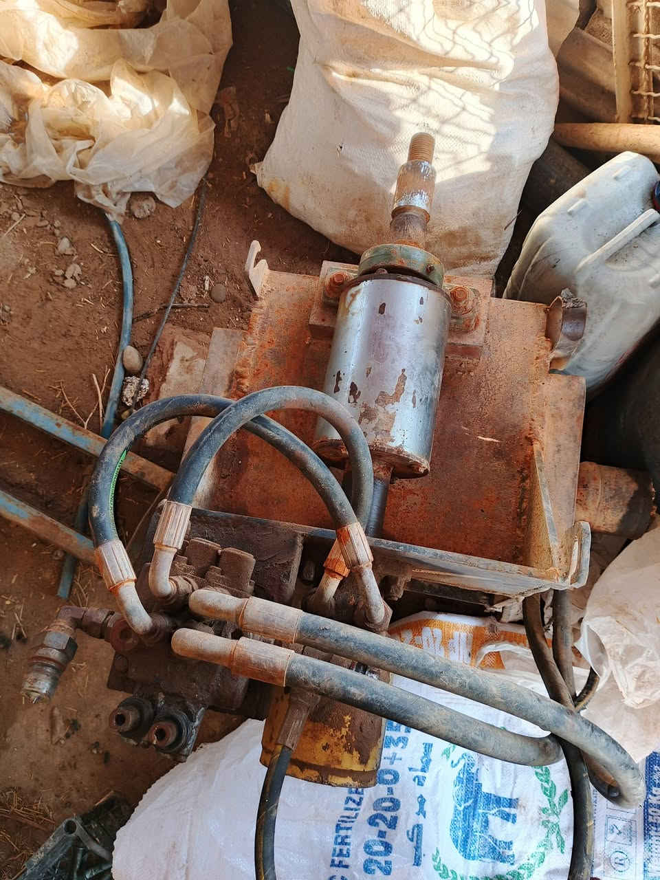 سلام عليكم للبيع حفاره برينه بواري ابار محرك دويز مع 100بوري مع نحاله كامله كبل عل شقل العنوان صلاح الدين الاتصال ***********
