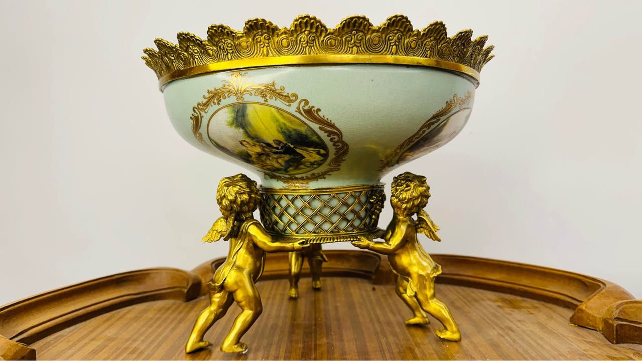 شندنيره او بورتكارت سيفر بي البرونز فرنسي قديم 
الارتفاع ٣٠سم والعمق ٤٠سم 
الارتفاع الطفل. ١٨سم 
البورتكارت او الشندنيره ٣ميناتير من الجوانب  وميناتير كبير فيه الوسط 
الذهب البندقي البارز عل الأصبع
فرنسي روكوكو  استايل روكوكو 
اللون الأخضر البستاج النادر  
الرسم هاند ميد 
فيها ٣اطفال. تفاصيلهم من العضلات والجناح  والوقفه فوق الرائعه 
البرونز بتاعهم ماسيف محمل جدا وثقيله جدا 
ممضي ومختومه بس الختم الأحمر 
الاتصال 
01126692488
وفيه توصيل لي مكان الشاري القاهرة, مصر


**إذا كنت صاحب هذا الإعلان وتريد حذفه لأي سبب، رجاءا أرسل رسالة إلى الدعم الفني**
