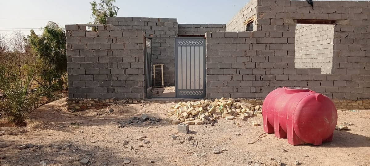 أرض البيت بيه بيت هيكل غرفتين وصاله ومطبخ واستقبال وحمام داخلي وتواليت خارجي مساحة الأرض 770 المكان شارع كربلاء نجف عمود 139 سعر 25 وبيه مجال ***********
