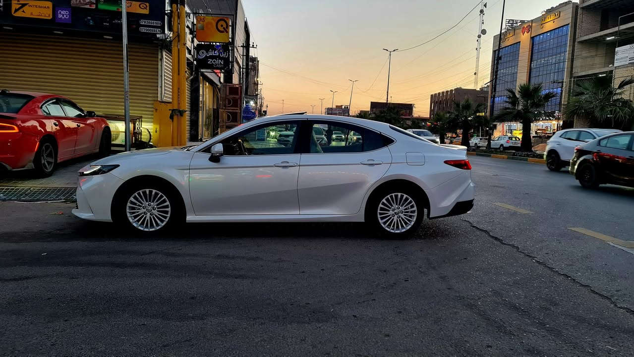 السلام عليكم. 
كامري خليجي ساز 2025
السياره اجت وجبه حالوب خفيف ومبين 
السياره ماشيه 4000 اخت الزيرو
مواصفاتهه LE
بصمه فتحه سلايد جام بلارايز و اربعه اوتو مري شفط وأشار بل مري
حساس أمامي خلفي 
تبريد أمامي خلفي 
شاشه
شحن واير ليس
خمسه ويل كب
كشناتهه مغلفه جلد
السياره جديده وماعيزهه شي 
ظمان شركه ساز 
بيهه 8 تبديلات دهن للاربعين الف
السياره بإسمي تحويل ثاني يوم رقم بغداد 
السعر 264$ 
***********.احمد.   مكانهه البنوك
