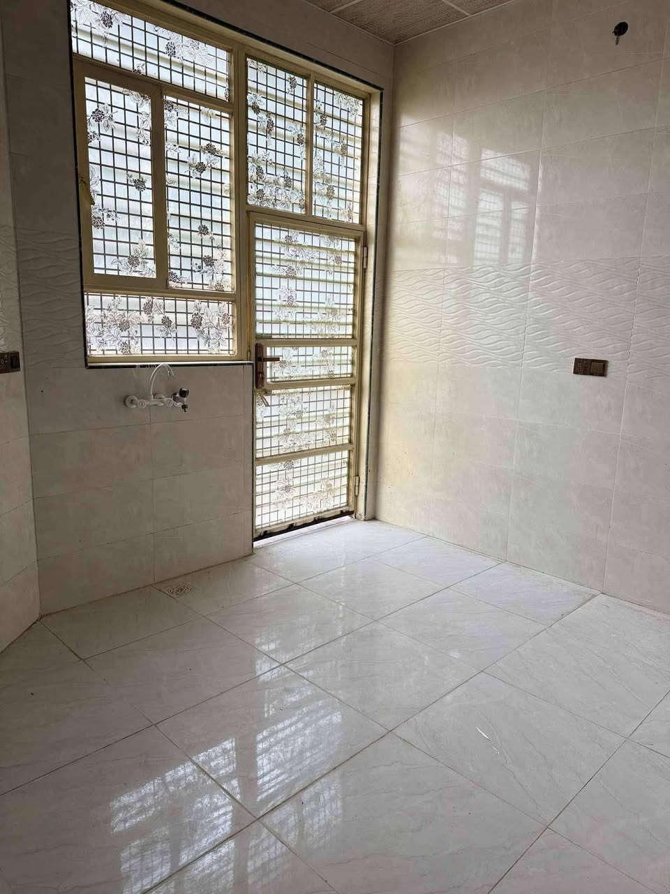 🏠 بيت للإيجار – خلف معمل الثلج الدغارة
يحتوي على:
 • غرفة نوم
 • صالة
 • استقبال
 • مطبخ
 • صحيات
 • 
بناء جديد مامسكون
، 
. ***********
وتساب  اتصال
