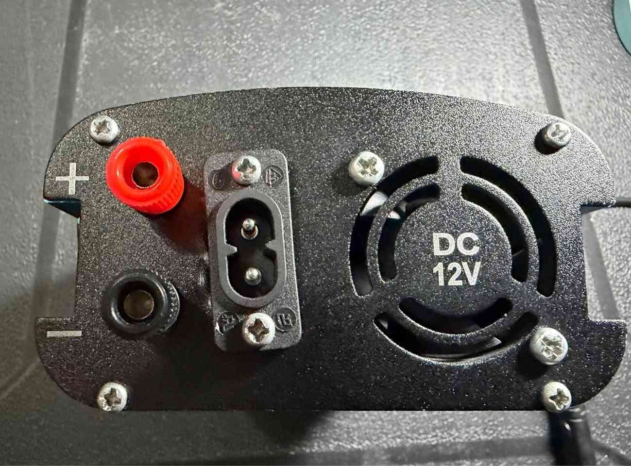 السلام عليكم للبيع مجهز قدره (بور سبلاي ) يحتوي على عده مميزات يشتغل على شحن عن طريق بطاريه درين  او  عن طريق كهربائي وياه بور سبلاي يعني ب الامكان تشغيله على كهرباء واذا طفت الكهرباء يشتغل على شحن مثل ما موضح  ب الصور يعمل على شحن وكهرباء . موصفاته : 

1- القدرة دخول 55 فولت وخروج 50 فولت 8 امبير 400 واط يبداء من 0 فولت الى 50 فولت و تيار من 0 الى 8 امبير  والتحكم سهل جدا وايضاً يحتوي على ذاكره خزن 

 2- يحتوي على حمايه من الشروت سيركت ويحتوي على حمايه من عكس الاقطاب وحمايه في حال استخدمت البطاريه مع البور سبلاي معا يحتوي على دايود يمنع رجوع التيار على بطارية او البور سبلاي  يحتوي على مروحه تبريد ايضا 

3- وياه مجموعه وايرات ب الامكان شحن اي نوع من بطاريات الليثيوم او الجافه او بطاريات السيارات يحتوي على قرصات ب أحجام مختلفه وايضاً كمصدر تغذيه اي شئ مثل مصباح مثل في الصوره 

4- موصفات البور سبلاي (مصدر التغذيه مالته ) 36 فولت 5 امبير 180 واط يحتوي على عده حمايات منها حمايه من رجوع التيار يحتوي على عدد 2 من فان التبريد لظمان العمل المستمر 

- السعر 100 قفل مع كل الملحقات ما عدى البطارية مو ياه واسف على الاطاله متواجد واتساب *********** بغداد, العراق
