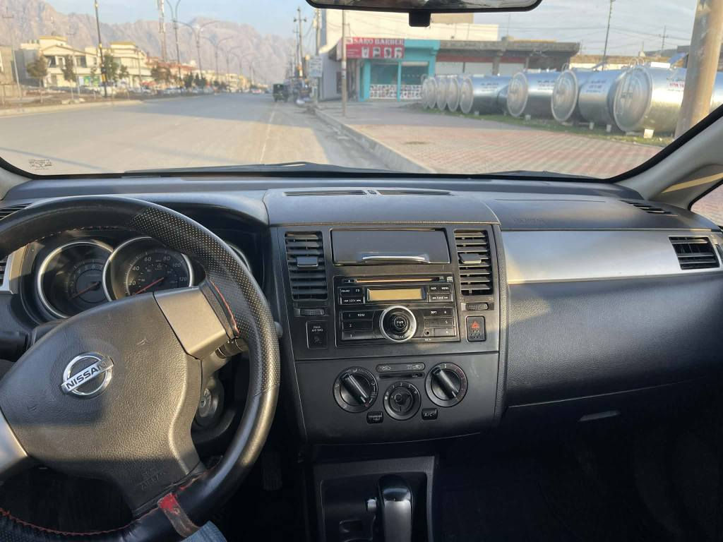 .                               بِسْمِ اللهِ الرَّحْمَنِ الرَّحِيْم
نیسان ڤێرسا : مۆدێل 2010

گێڕ ئۆتۆماتیک ، یەک پارچەو سێ پەڵەی بچوکی بۆیاغە لە ڕسمەکان دیاری کراوە ڕەقەم هەولێرە گێڕ و مەکینە و تەبرید و بەناوکردن و غرامە هەمووی بە شەرت 

ژمارەی خاوەنی سەیارە☎️ *********** رانية, السليمانية
