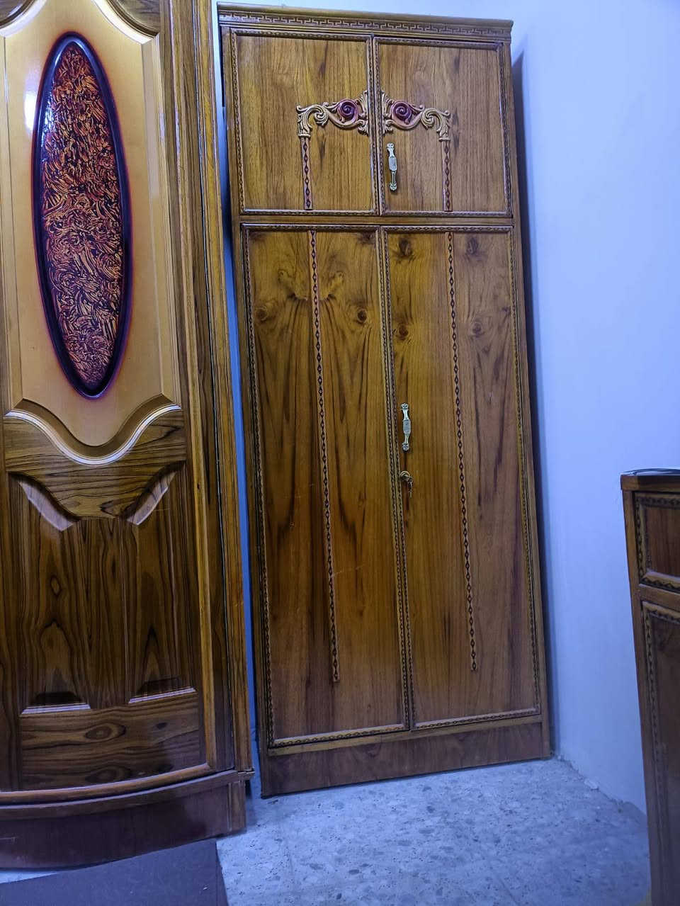 السلام عليكم
غرفه اخشاب للبيع 
صاج عراقي 
اخت الجديده ما مستعمله هواي 
شكلهه حلو وقويه  وكامله حته صبغ ما يحتاجلهه كبل اخذ شد 
وياها جربايه نفرين بس ما طالعه بلصوره 
شتريتهه ب بمليون قبل 4 اشهر 
وهسه رايدهه ب600 وبيهه مجال قليل 
مكاني بغداد عبيدي 
رقم الهاتف ***********
متواجد خاص وواتساب ورقم 
تحياتي♥️
