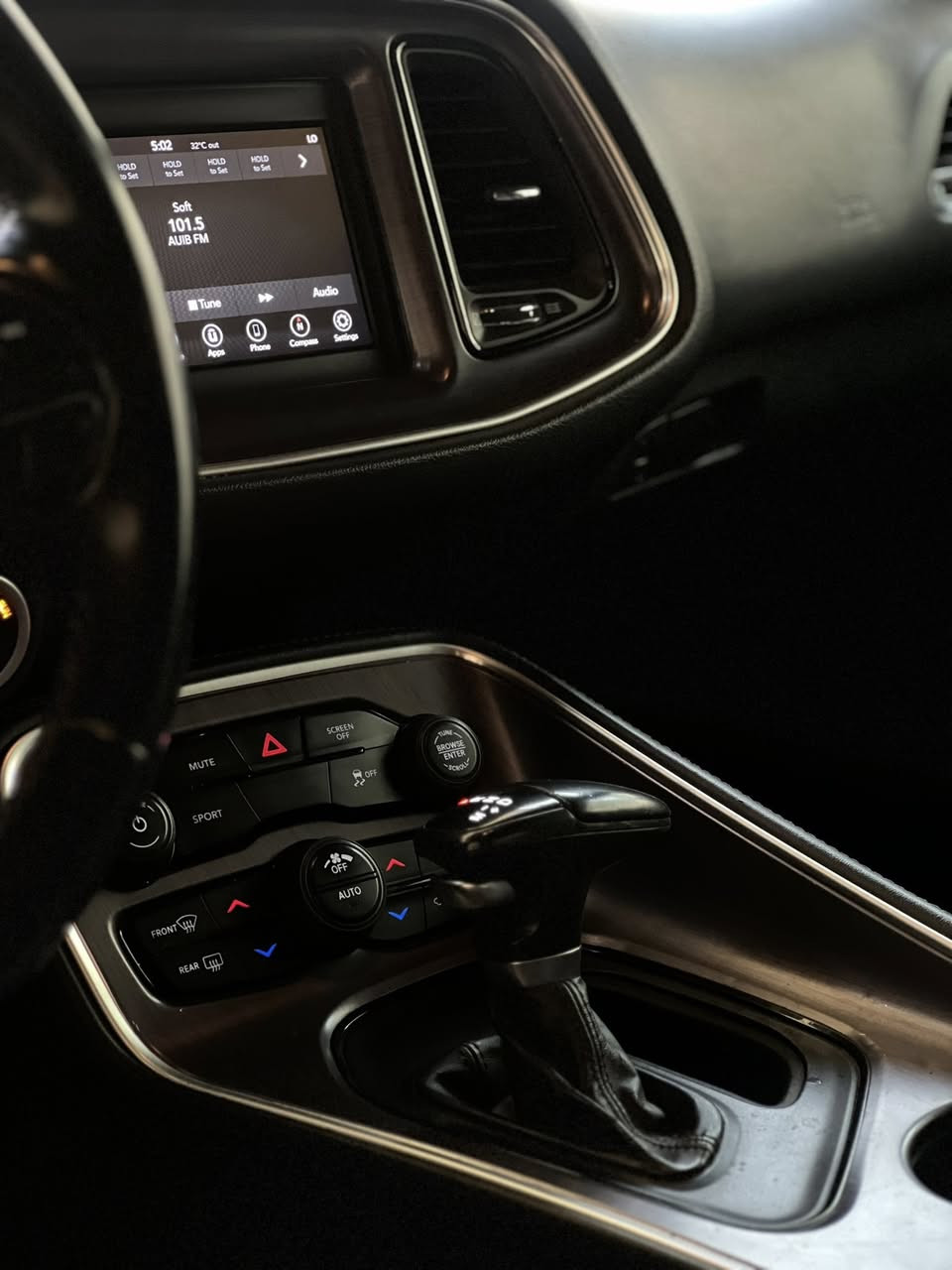 2018 sxt v6
للمراوس حسب القناعة
يُفضل جيب او جارجر

رقم بغداد بأسمي
مكينة جديدة
عليها برمجة غيث السراي
وتفريغ واكس بايب وبوب كورن
اكزوز بواري ووسطيات
بانزين عادي
ويل نجمة خسفة قوية
تايرات تو سايز خلفي 315 امامي 245
وباقي مواصفات الجالنجر المعتاده
صبغ اربع قطع

***********
