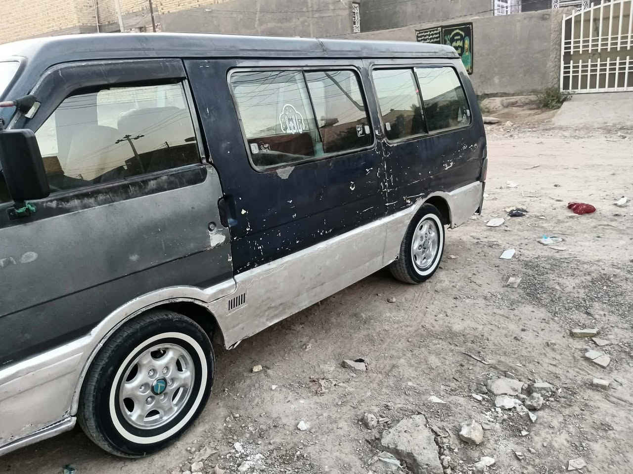 السلام عليكم كية بستة للبيع موديل 94  مكينة او كير وكسن نضاف كهربائيات شغالة تخم تاير جدد سنوية لل 2028 مصفرة هيئة او مرور وصل خط او بحث جدد  السعر 25 وبيها مجال مكان حلة ***********
