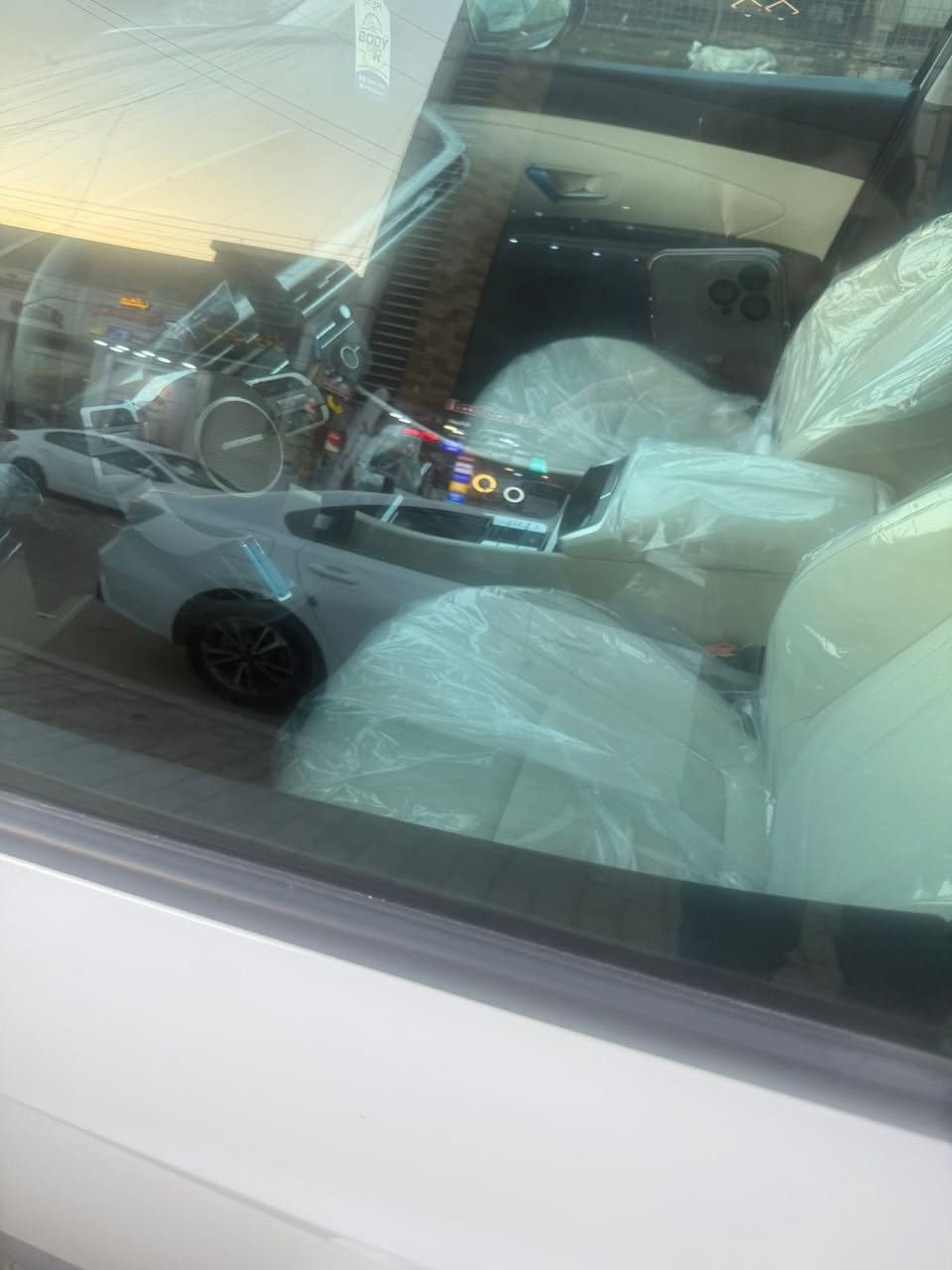 توسان ٢٠٢٥ زيرو خليجي . ضمان شركة الأولى ٥ سنوات . مرقم بغداد وثاني يوم التحويل . مواصفاتها فوول عدا الفتحة 
محرك ٢٠٠٠ 
بصمة  وتشغيل عن بعد 
كراسي كهرباء 
صندوق كهرباء 
ويل ١٩ 
بردات خلفية 
شاشة كبيرة متصله 
تبريد خلفي 
مانع انزلاق ومانع انحدار 
مري ترحيب وشفط 
شاحن واير لس 
هاند بريك بصمة 
اوتو هولد 
حساس أمامي وخلفي 
كامرة دوارة 
حساس تاير 
دشبول دجتال متغير 
لايت زنون متحرك 
داخل ابيض 
فول تحكمات استيرن 
ايرباكات 
السيارة زيرو ماشيه 12 الف  رقم السياره بغداد 

السعرخاص
*********** مكان السيارة بغداد الكاظميه
