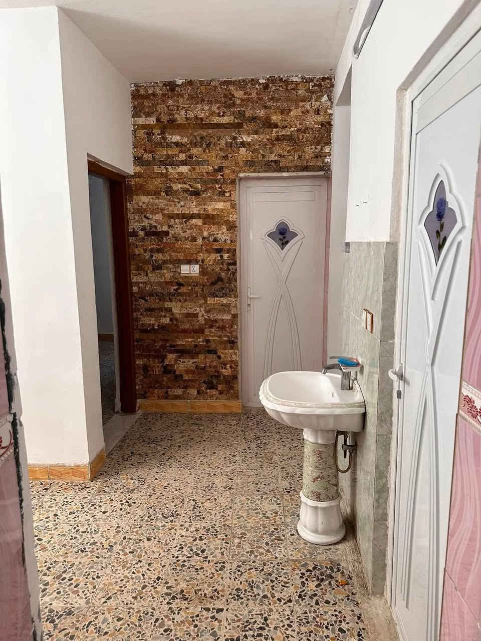 دار للإيجار مساحه 100م طابق واحد
يتكون من غرفه نوم + مطبخ + كراج + خدمات + استقبال 
الموقع الكريعات قرب الشارع العام نزله سامان المهندس
للاتصال ***********
