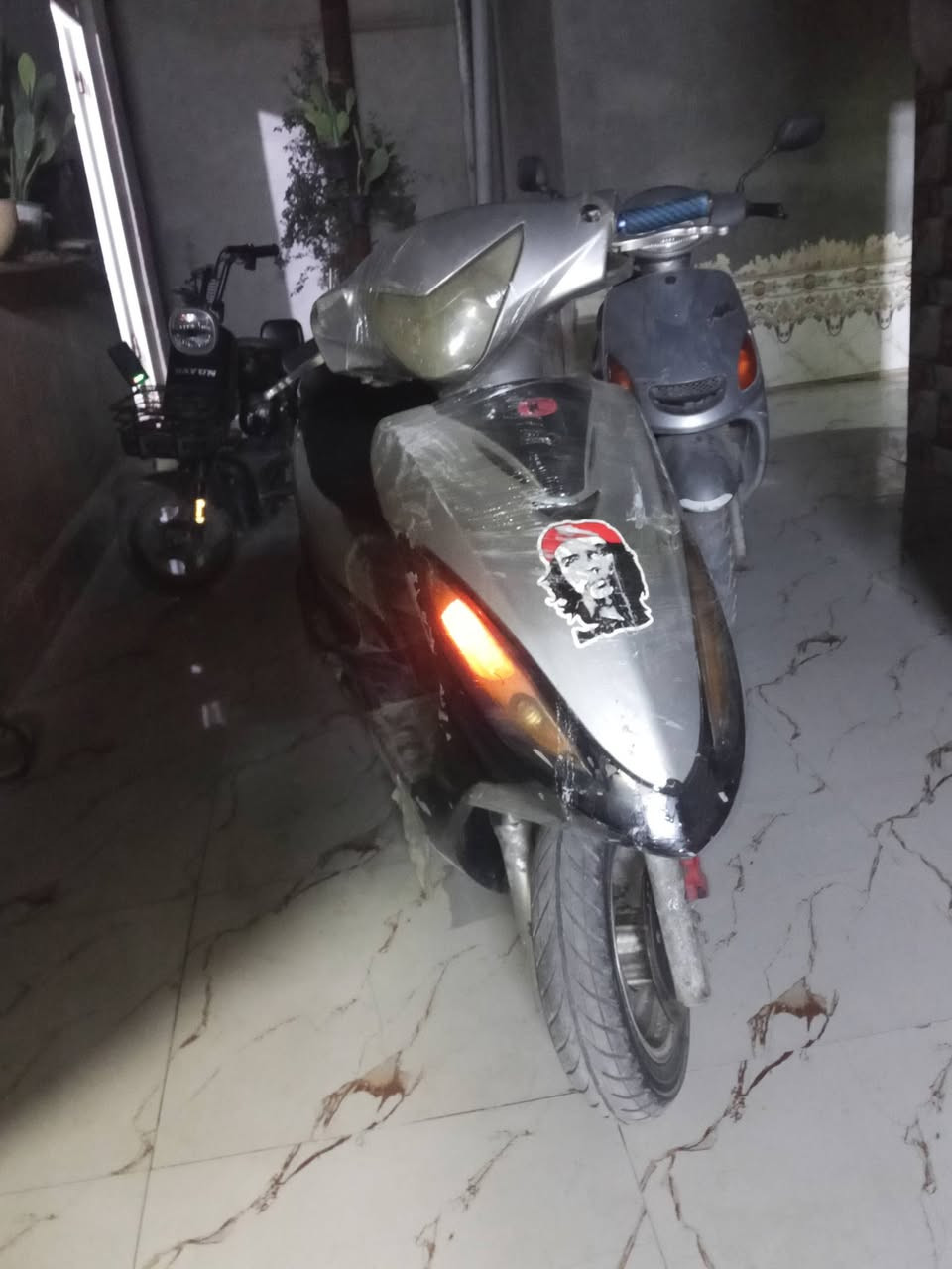 سلام عليكم دراجة جي فور جديد نضيفة مجفتة بس بستم الكهربايات شغالة مكينة ناعمة شلعة معدل قوية قفل 🔒جنطة دهن جديد ادراجة كاملة مكملة مال جناي مكان اناصرية اسكان اصناعي رقم الهاتف*********** اسعر 400وبية مجال
