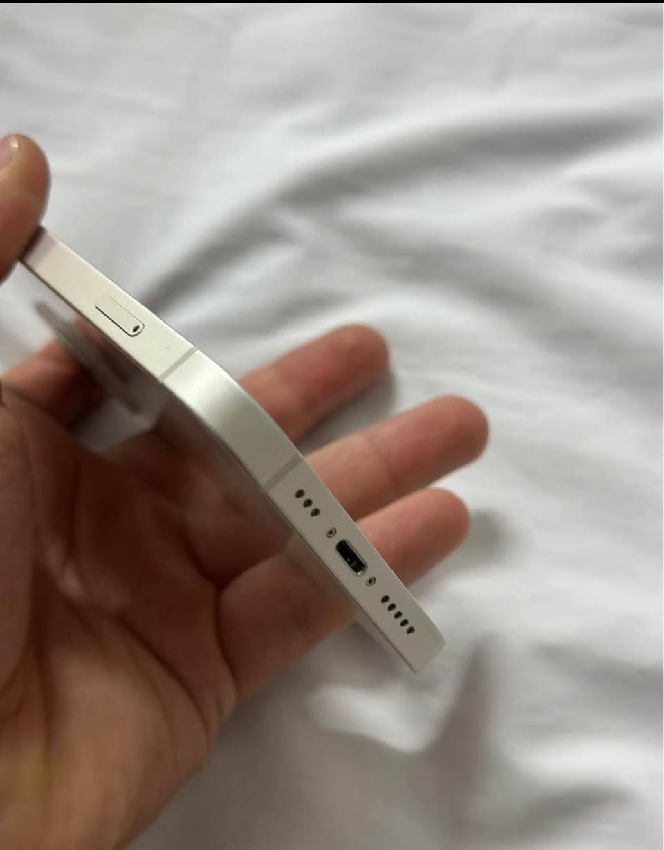 السلام عليكم اقرا قبل لا تراسل 
أيفون 13 عادي 
لون ابيض 
ذاكرة 128
بطاريه 89
تك سيم
100\100نضافه 
سعر 475وبي مجال قليل 
شرط ما مفتوح ضد المي 
تواصل خاص او اتصال عل رقم ***********
