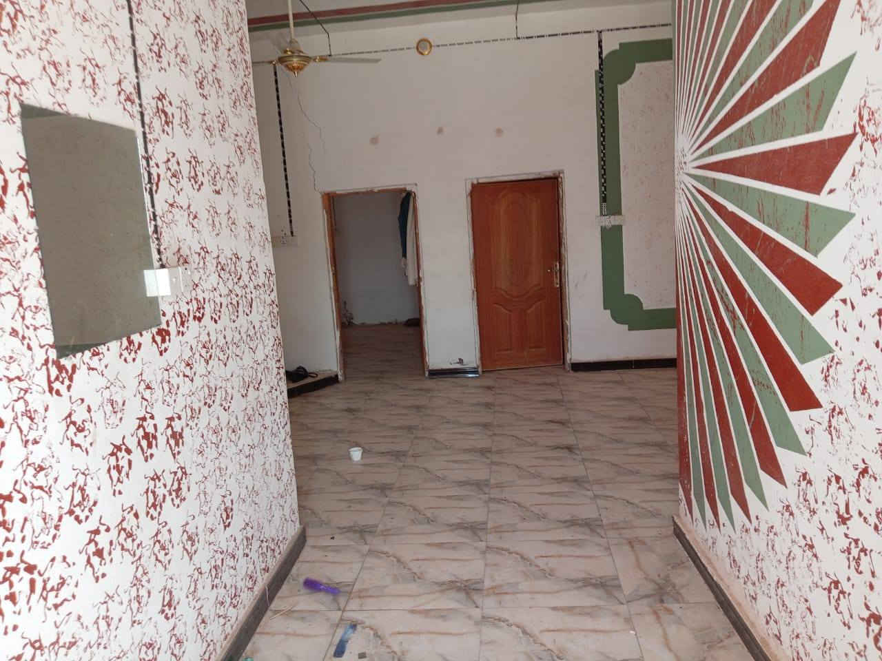 بيت للبيع  بحي منصور مساحة 600متر 3غرف ومطبخ وصاله +حمامات داخلية وخارجية قرب علوة السيد  للستفسار اتصل عل رقم الموجود ***********
