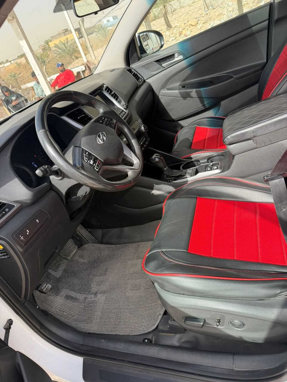 السلام عليكم ورحمة الله توسان ٢٠١٧ السياره جديده وحلوه وجاهزه بيه والسونار مرفق بلصور السعر ١٤٠ ورقه مكاني نجف مناذره ***********فول عد البصمه
