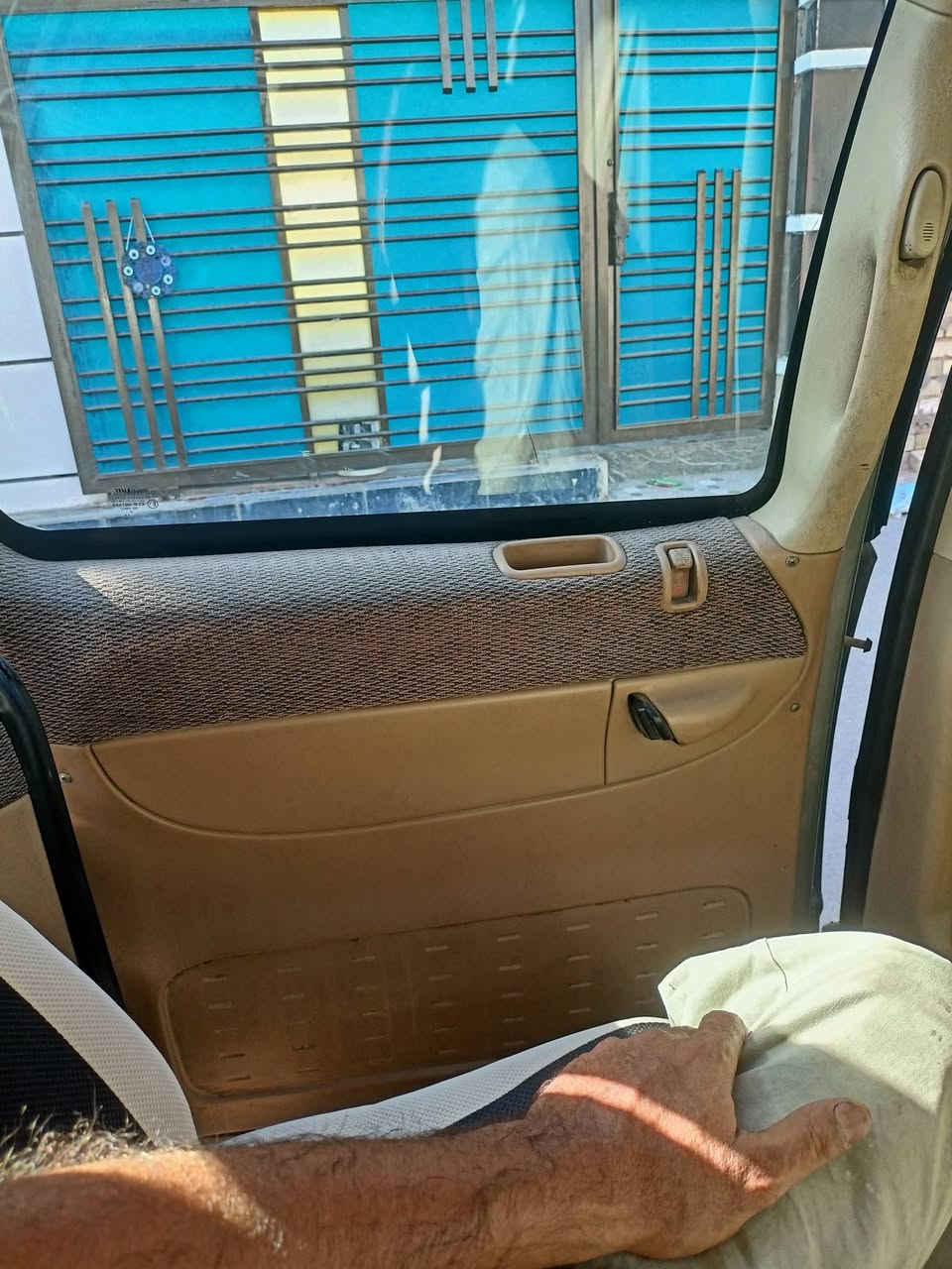 السلام عليكم ورحمة الله وبركاته دوج 7 راكب موديل 96 رقم انكليزي محرك كير كهربائية كامله شرط التحويل سنويه 29 مكان السيارة بغداد جسر ديالى القديم السعر 37$ ورقة وبيه مجال الاتصال على الرقم الموجود ***********
