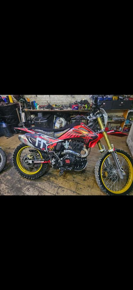 قفاز 300cc
مكينة كبس كهربائيات كلها تشتغل 
السعر 700$ ومجال 

***********
