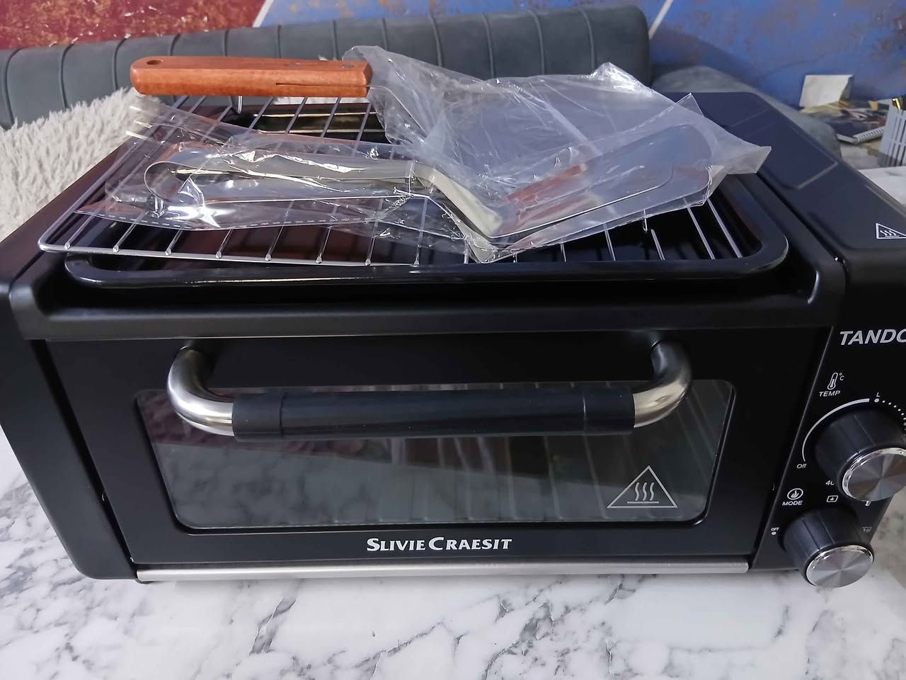 فرن تندوري الماني ماركة سلفر كرست 

🔥 فرن تنور كهربائي 2100 واط 🔥
ماركة Slivie Craesit
✔️ حرارة قوية توصل لـ 250 درجة
✔️ مناسب للخبز، الصمون، النان، البيتزا والمناقيش
✔️ عناصر تسخين علوي وسفلي
✔️ تايمر مع جرس تنبيه
✔️ باب زجاج حراري آمن
✔️ يجي وياه صينية + شبك + ملقط + ملعقة بيتزا
⚡ قدرة 2100واط
📦 متوفر توصيل
🛡 ضمان سنة
سعر مناسب وجودة ممتازة 
👌السعر 65الف 
للحجز والمراسلة خاص 📩
للحجز واتساب *********** بغداد, العراق
