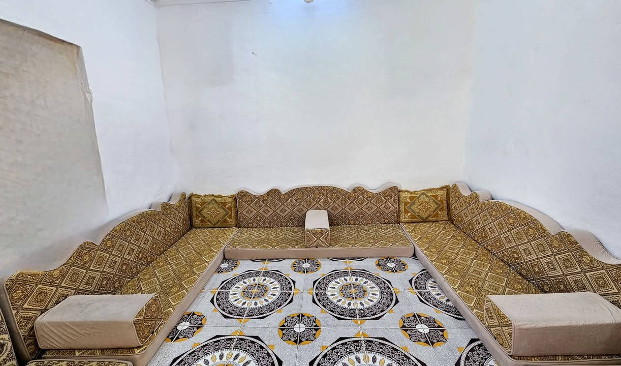 ديوان ملكي وجهين بيجي و جوزي ضغط عالي 
 كل دوشك مترين ايصير 6 متر مع طبلة وسطية كبيرة كما موضح بالصور بسعر 290 مع الطبلة و 250 بدون طبلة 

*********** / العنوان سوق الشيوخ

