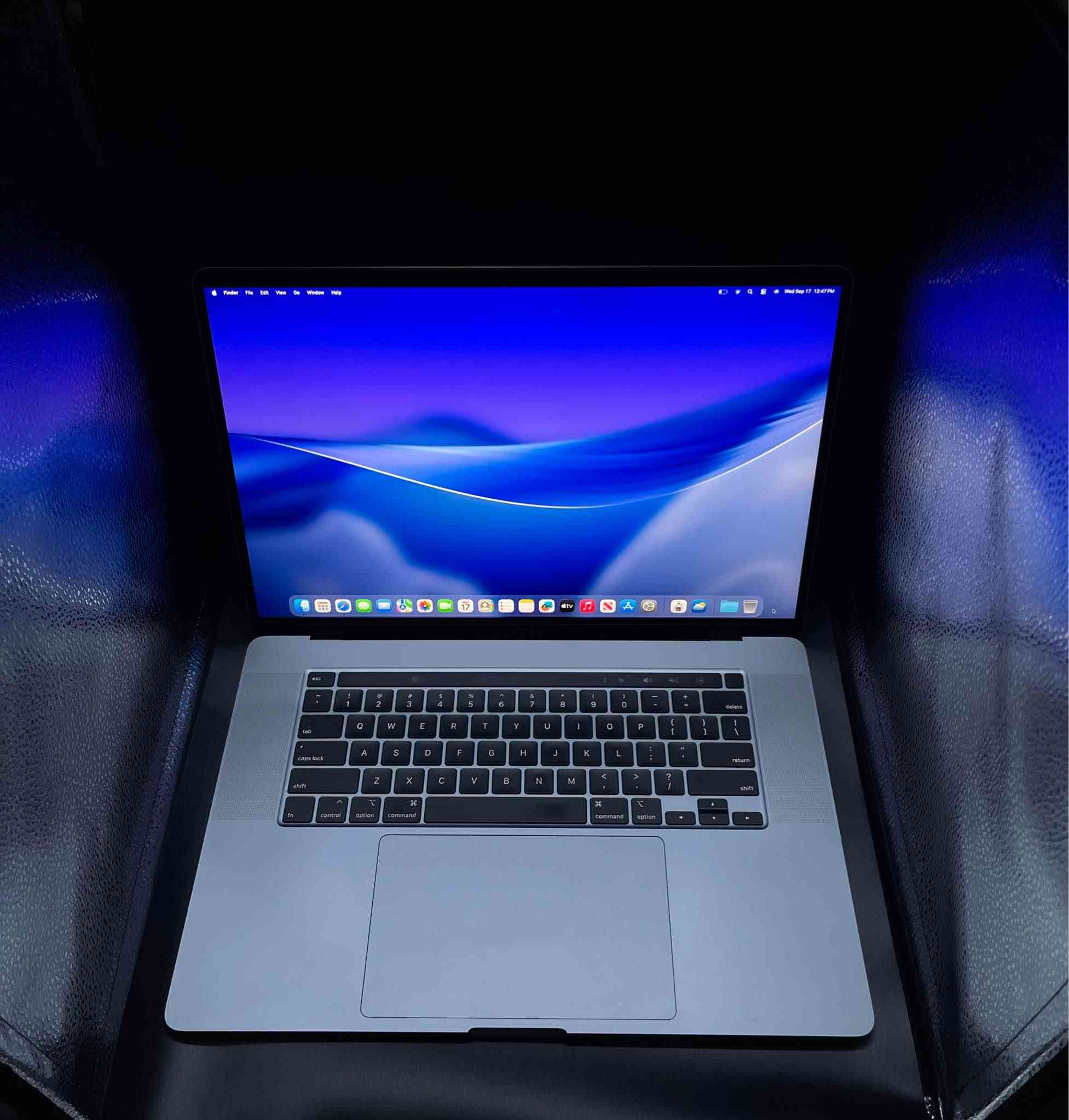 MacBook Pro 32GB 2019 16
ماك بوك برو ١٦ بوصة ٢٠١٩
المواصفات:-
-حجم الشاشة: 16 بوصة
-المعالج: Intel Core i7
CPU: Intel Core i7‑9 8‑core -
GPU: AMD Radeon Pro 4GB- 
-الذاكرة العشوائية: 32GB RAM
-التخزين: 512GB SSD
-الحالة: ممتاز جداً
-عدد دورات البطارية: 172 دورة
-يأتي مع هدية حقيبه حافظه 
-هديه كڤر حمايه مع لاصقه شاشه وجلاتين حمايه للوحة المفاتيح 

السعر: 985,000 د.ع 

التوصيل: مجاني إلى جميع المحافظات، مع إمكانية فحص الجهاز عند الاستلام قبل الدفع.

للطلب أو الاستفسار:-
إرسال رسالة أو الاتصال على :
‎              0770 5266 000 / واتساب 

للمزيد تابعونا على إنستغرام: 
amwaj.macstore بغداد, العراق
