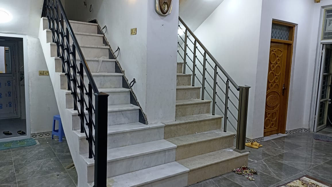 إليكم جانباً من أعمالنا الأخيرة في تركيب محجرات الألمنيوم والـ PVC.. شوفوا التفاصيل والدقة بالعمل. بـ "الفاخر للألمنيوم"، درج بيتكم راح يتحول لقطعة فنية تبيض الوجه.
​✅ شغلنا يتميز بـ:
​مواد أصلية ومقاومة للزمن.
​دقة عالية بالتركيب والقياسات.
​أسعارنا تنافسية وتناسب الجميع.
​ضمان لمدة 5 سنوات.. لأننا نثق بمتانة شغلنا!
​خدمة التوصيل والتركيب: نجيك لأي مكان، داخل النجف وأيضاً خارج النجف.. وين ما تكون، حنا نوصلك!
***********
