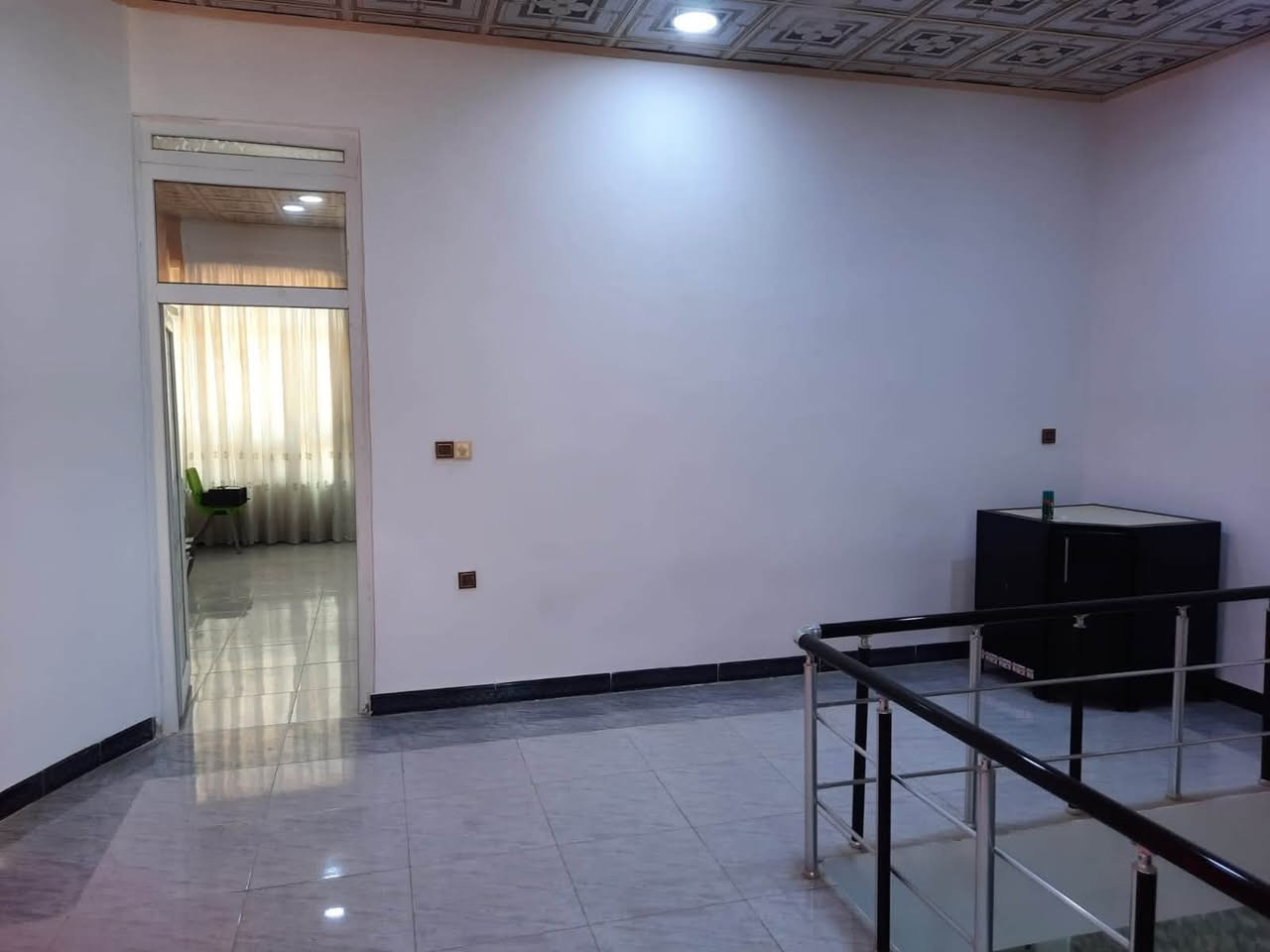 بيت للبيع - خانقين- اوباره

✨ فرصة مميزة لامتلاك بيت جاهز للسكن 

📍 الموقع: أوباره – قرب اتصالات كورك
📐 المساحة: 130 م²
🏠 طابقين

الطابق الأرضي:

* هول
* صالة واسعة
* مطبخ
* غرفة نوم
* مجمع صحيات

الطابق الثاني:

* غرفة كبيرة (6×5 م)
* هول
* مجمع صحيات

🚗 كراج بمساحة 6×5 م

✅ إنارة مخفية (جبسن بورد)
✅ أرضيات سيراميك فاخرة
✅ جاهز للسكن مباشرة

📞 للتواصل والاستفسار

***********
