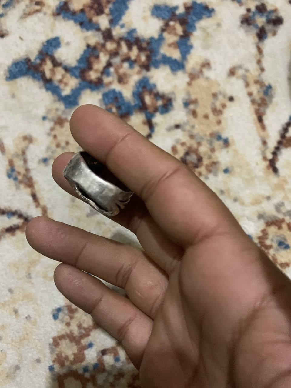 سلام عليكم شباب محبس  فضة اصلي عقيق يماني اصلي قديم شكلة مكصوصة اكو توصيل جميع محافظات العراق متواجدفيس وتساب ***********
