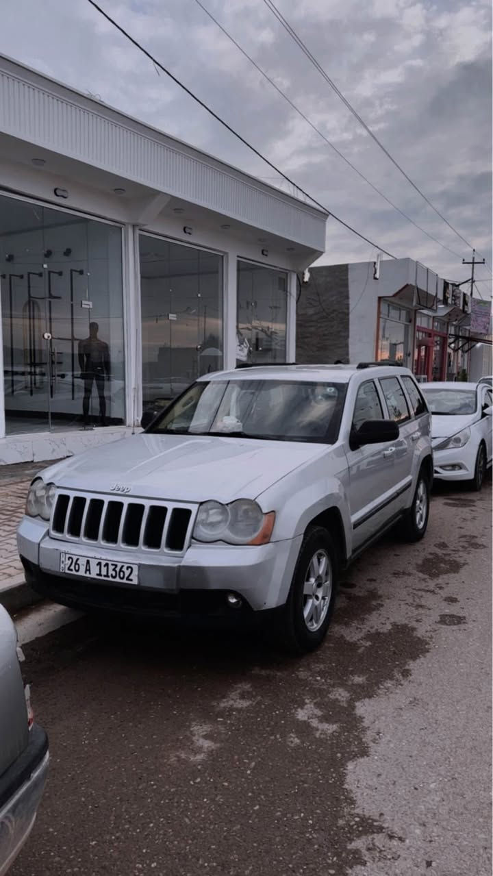 كراند شيروكي موديل 2008 
بيها قطعتين صبغ بس بابين جهة اليمين 
الباقي على صبغ الشركة 
محرك 3700 ستة سلندر 
كهربائياتها ممتازه 
المحرك بي بداية تبخير

السعر89 
 اتصال+ واتساب ***********
او مراسلة الصفحة بغداد, العراق
