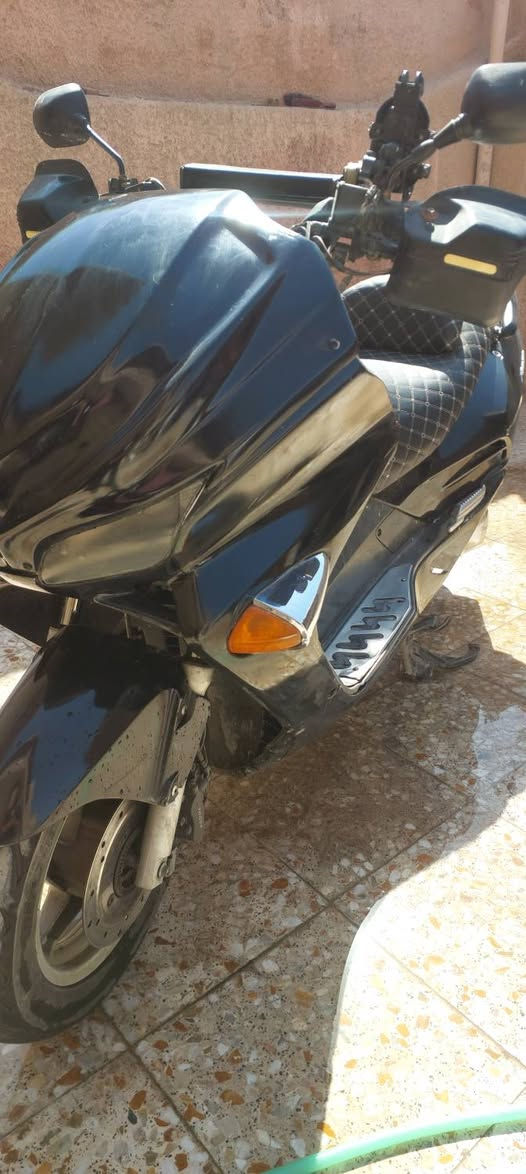 سلام عليكم
للبيع فورزه 06 
دراجة نضيفة و خير من الله 
لا تنقيص لا تبخير مكينة خير من الله 
كلجات ادمة بالجديد 
راديتر جديد 
مكاني الشعب 
***********
