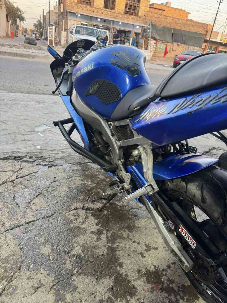 سلام عليكم كاوسكي 2004
دراجه شلعه ومعدل تخبل نكره شوكت ما تريدها عليها ادامه جديده مي دهن بلكات تنضيف ثلاجه ملف جديد بجيس كتف بجيس شحنه يخبل 
دروعه جديده 
كهربيات كلها شغاله 
أوراق كامله 
دشبول يردله برمجه 

مناقصه شي دراجه كبل لشارع 

السعر 22 وبيها مجال 
مكان: الحسينيه 
رقم : ***********
