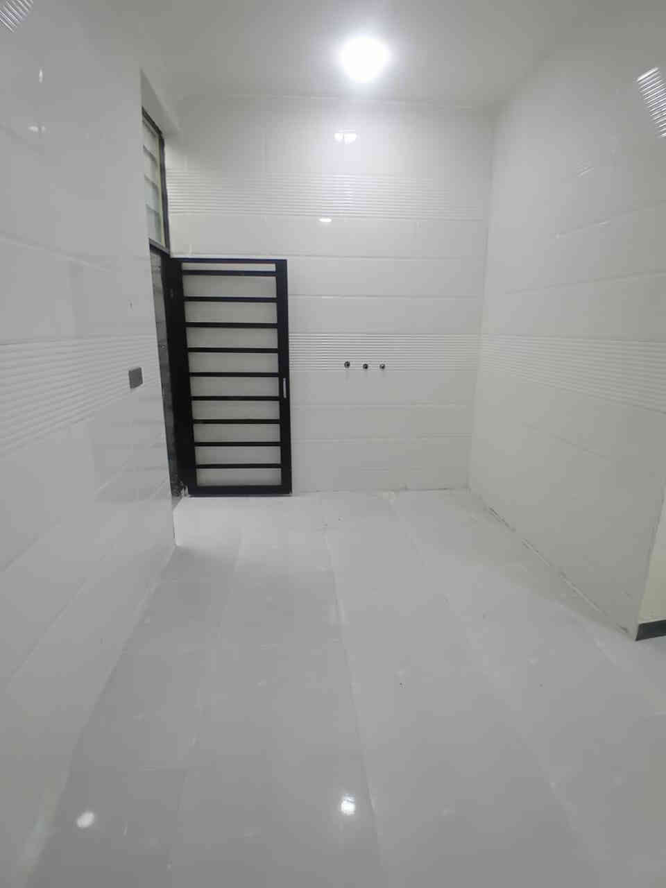 السلام عليكم دار سكن للبيع غير مسكون البناء درجة اولئ في الكوت منطقة حي الحكيم بالقرب من الكورنيش نزلة كالة او نزلة افران الهادي مساحتة 100م البناء طابوق درجة اولى والسقف صب مسلح والارضية والجدران سيراميك ويتكون البيت من غرفة وصالة ومطبخ واستقبال وصحيات داخلية وخارجية ومرقم من قبل البلدية السعر 40 وبي مجال الاستفسار الاتصال على هذا الرقم ***********
