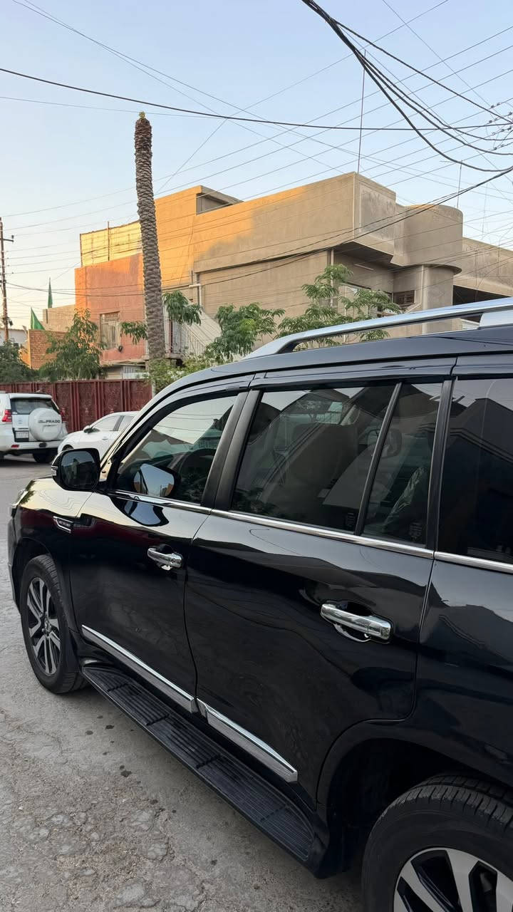 تويوتا لاندكروزر GXR Grand Touring موديل 2019
* محرك V8 سعة 4.6 لتر
* ناقل حركة أوتوماتيك 6 سرعات
* دفع رباعي دائم (4x4)
* فتحة سقف
* مقاعد جلد
*مقاعد كهربائية
* تشغيل بصمة ودخول ذكي
* شاشة ملاحة وترفيه
*كاميرا خلفية
* مثبت سرعة
(Cool Box) ثلاجة *
* جنوط ألمنيوم 20 إنش
* باب خلفي كهربائي
LED أنوار
 ***********
السعر : عند الاتصال
