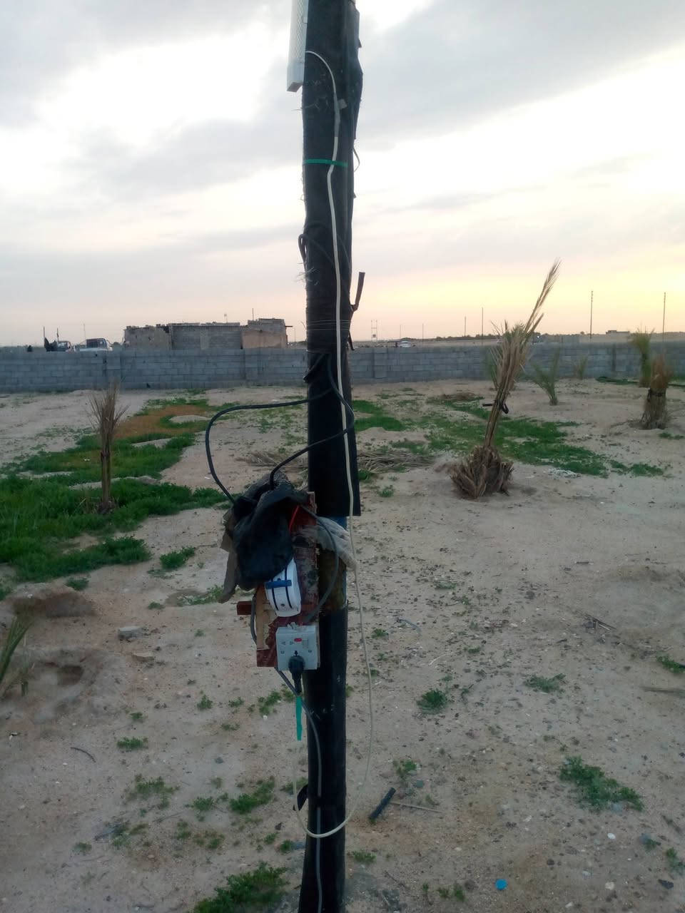 مكلف بالنشر هذا رقم راعيه ‏‪***********‬‏  
دونم زراعي مسيج بلوك بناء جديد بية بير ارتواز كهرباء ومزروع بية نخل وجت مكانه طريق الخور سفوان يبعد عن التبليط مسافة كيلو سعرهن 26 مليون وبية مجال قليل
