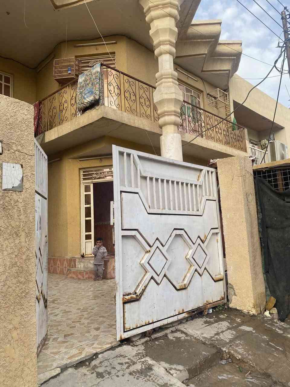 السلام عليكم بيت في حي الخضراء المساحة 200
طابقين مسلم 
5 عرف نوم 
2 مطبخ 
3 مجموعات صحية 
2 منور 
موقع بعد الوجه بفرع 
السعر 250 
مستعجل على البيع 

‭0775 723 0627‬
