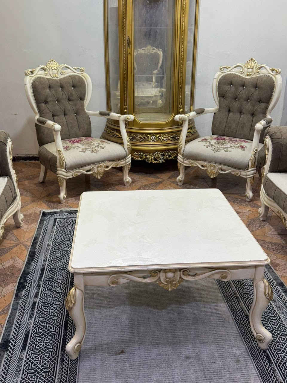 تخم زان تركي ١٠ مقعد مع ميز وسط نضيف جدا خالي من اي عيب ***********
