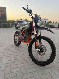 دراجة قفاز للبيع نقصهة بس دهن البريك الخلفي غير هذا ما ناقصهة اي شي مك...