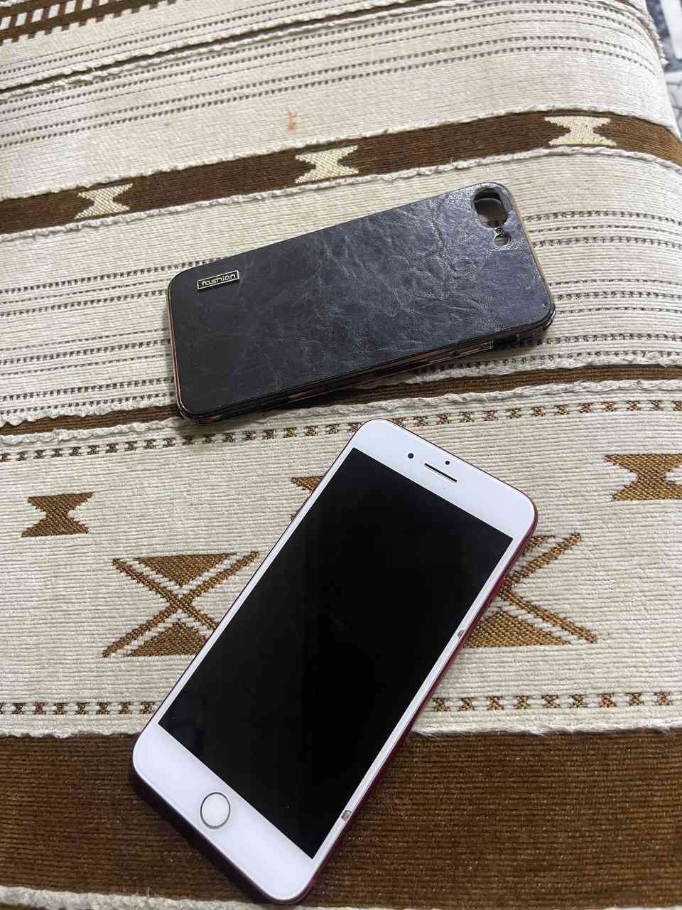 السلام عليكم ايفون ٧ بلص كله شغال بطاريه  ١٠٠ وبلاد  كله شغال شرط  سعره ١١٠ بي مجال ***********
