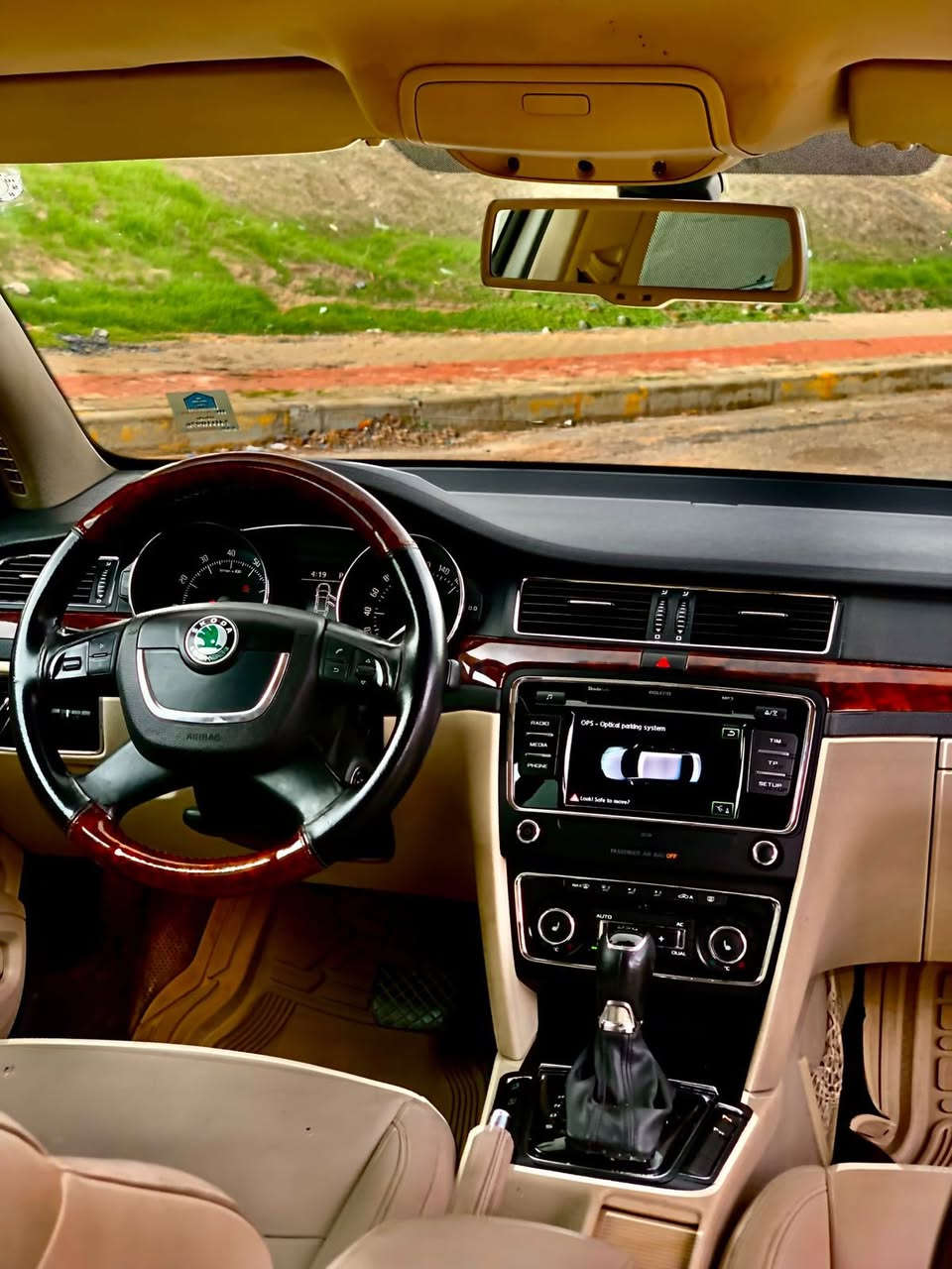 Skoda super B 2013 
قطعه و نص صبغ بدون دواخل بدون ايرباك 
كشن جلد و كهربائي و هيتر 
حساس
اوتو بارك 
طاقه شمسيه 
مكينه ١٨ و توربو 
كير مكينه بشرط
شرط التحويل ثاني يوم رقم شمالي دهوك
السعر 110 وبيها مجال 
تواصل ***********
