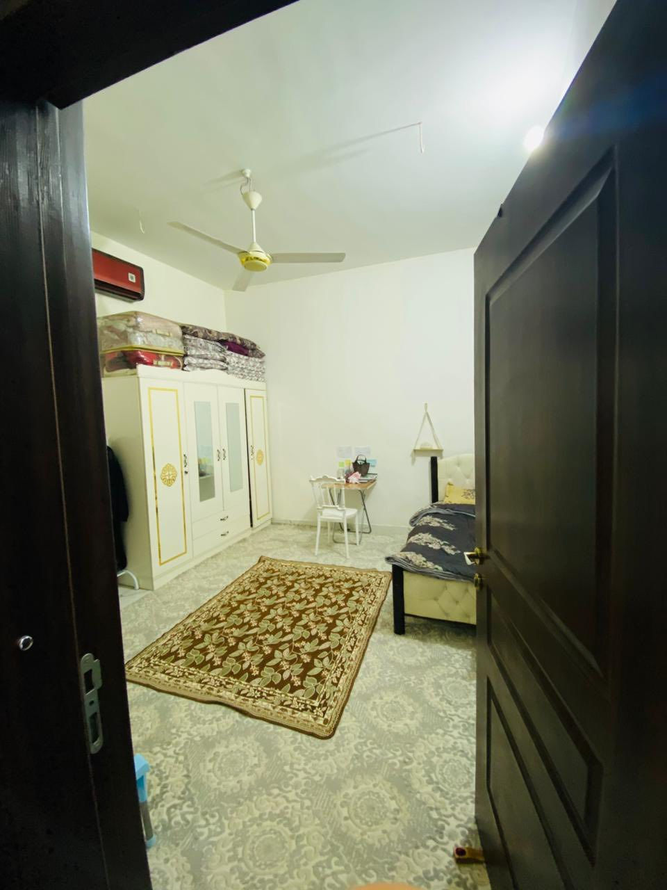 الدار للبيع  مع الاثاث كامل المساحة 110متر مربع طابو زراعي سند25          البيت مبني طابوك الجمهورية /خدمات كاملة (كهرباء /ماء / تبليط ).    طابق ونص /.     الموقع سيد سماعيل مجمع الزهراء ع / للستفسار خاص 
الرقم الموبايل ***********
