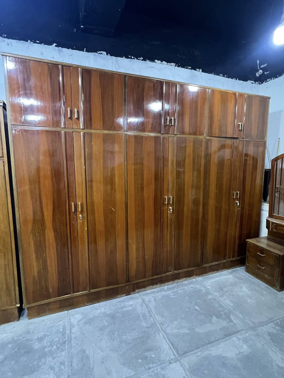 غرفة صاج للبيع العنوان السيديه الهاتف *********** السعر 400 وبيها مجال .
