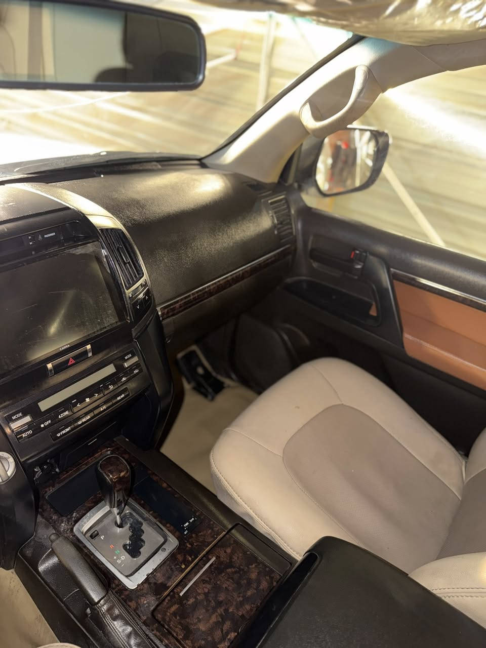 تحية طيبة 
لاندكروز 2010 
ماشيه 200.000K.m
بيهه بارد بسيط فقط 
رقم بغداد 
مكينه مفتوحه
السعر 275 وبيهه مجال 
العنوان بغداد 
الاستفسار ***********
