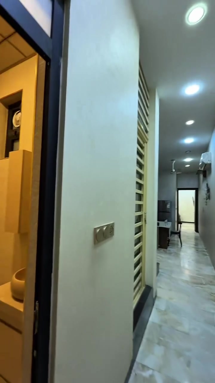 🏡 دار للبيع  بسعر مناسب المربع الذهبي / علي الصالح  
للسكن أو للاستثمار 
🏠 3 طوابق  
📐 المساحة: 98م  
📏 الواجهة: 4م  
🛣️ عرض الشارع: 20م  
🚶 الرصيف: 5م  
✨ التفاصيل:  
4 غرف نوم + صالة + مطبخ  
2 حمام + لوندري + مناور 2 + سطح  
للاستفسار ***********
