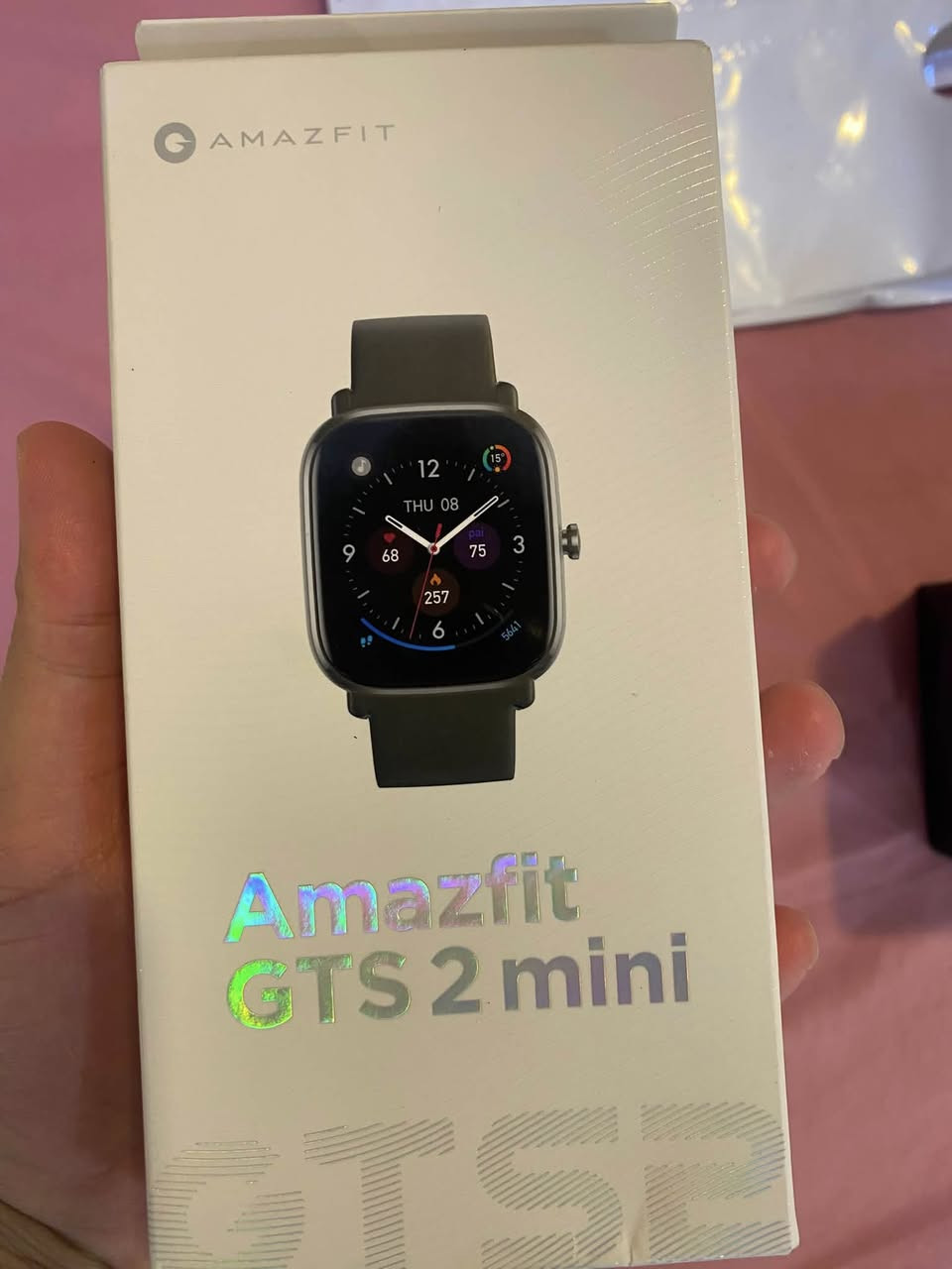 ساعة ذكيه Amazfit GTS 2 mini من شركة Amazfit (التابعة لمنظومة شاومي البيئية).

المواصفات الأساسية للساعةالشاشة: 

شاشة AMOLED ملونة بمقاس 1.55 بوصة تدعم ميزة التشغيل الدائم (Always-on Display).

التصميم: خفيفة الوزن للغاية (19.5 غرام) ونحيفة بسمك 8.95 ملم مع إطار من سبائك الألمنيوم.

عمر البطارية: يصل إلى 14 يوماً من الاستخدام النموذجي، و21 يوماً في وضع الاستخدام الأساسي.

المستشعرات: نظام تتبع نبضات القلب 24 ساعة، قياس أكسجين الدم (SpO2)، مراقبة النوم والتوتر.

الميزات الرياضية: نظام GPS مدمج لتتبع الحركة بدون هاتف، ومقاومة الماء حتى عمق 50 متراً (5 ATM).

جديده كبس شركه 

مزاد اعلى سعر تنباع ..


**إذا كنت صاحب هذا الإعلان وتريد حذفه لأي سبب، رجاءا أرسل رسالة إلى الدعم الفني**